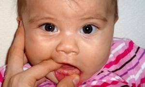 4 месяца ребенку зубы симптомы и лечение