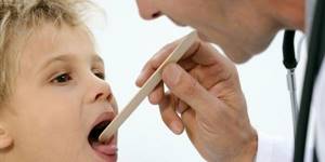 болит горло у ребенка симптомы и лечение