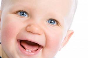 лезут зубы у ребенка симптомы и лечение