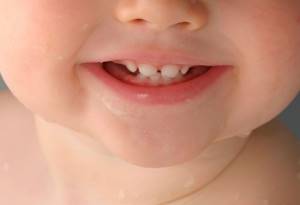 лезут зубы у ребенка симптомы и лечение